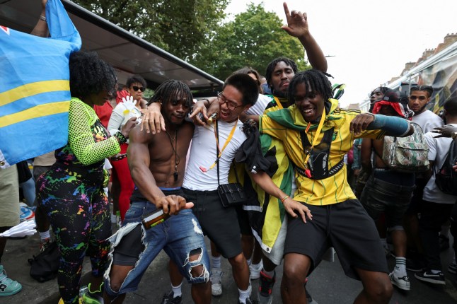 Des festivaliers dansent lors du défilé du Carnaval de Notting Hill, Londres, août 2024