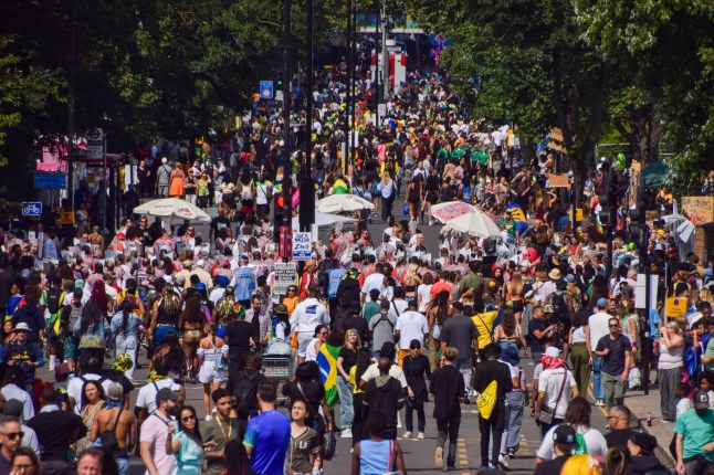Des milliers de personnes dans les rues lors du deuxième jour du Carnaval de Notting Hill, Londres, août 2024