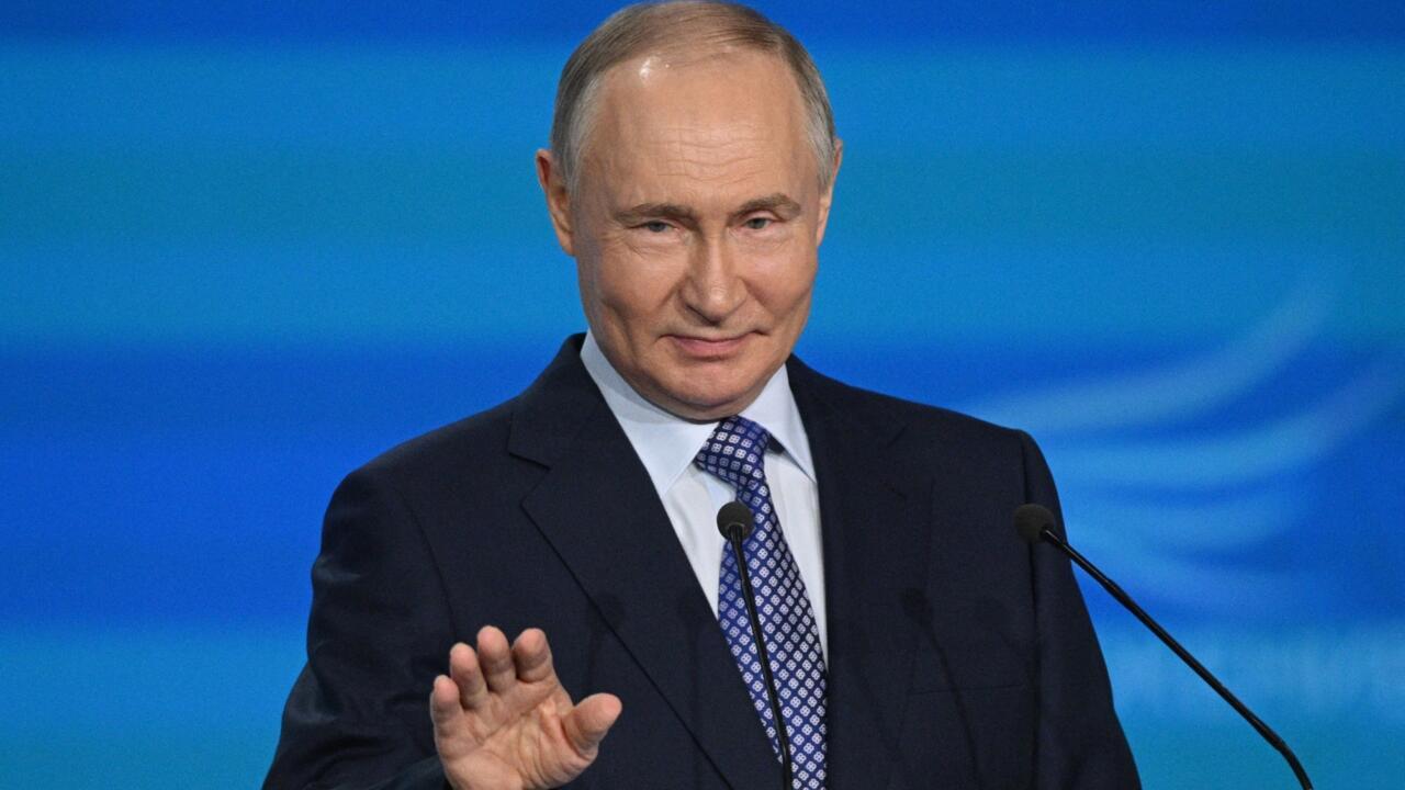 Le président russe Vladimir Poutine assiste à une cérémonie de remise de prix pour les services municipaux, à Moscou, le 21 avril 2025.