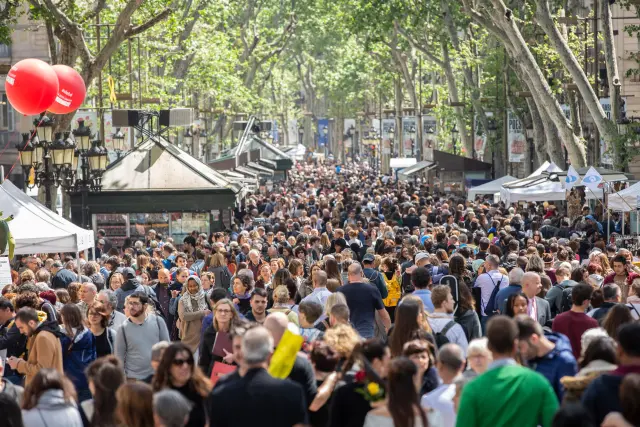 Les Ramblas de Barcelone se remplissent de personnes pour célébrer la journée de Sant Jordi