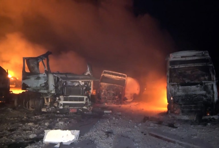 Camions de carburant en feu après le raid américain sur le port de Rass Isa