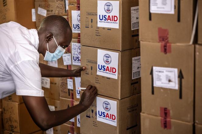 Un membre du département de pharmacologie fait l’inventaire des dernières boîtes de médicaments livrées par l’Usaid, dans un entrepôt de pharmacie à Lodwar (Kenya), le 1er avril 2025.