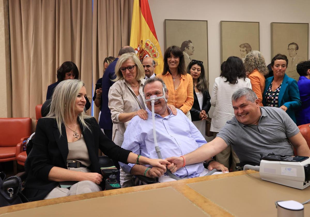 Patients atteints de la maladie ELA lors de la signature de la loi