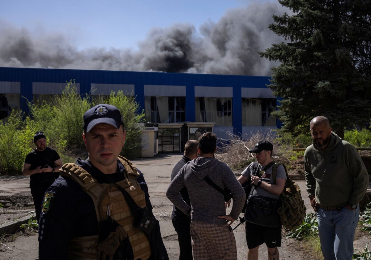 Militaires ukrainiens sur le site d'une attaque de drones russes à Kharkiv
