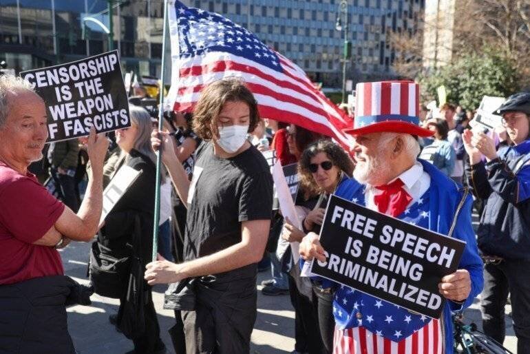 Manifestation à New York contre les tentatives de contrôle des universités par l'administration Trump
