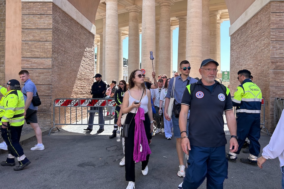 Volontaires de la Protection civile à proximité des murailles leonines