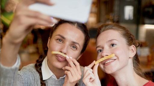 Longue file d'attente pour les TikTokfrietjes à Amsterdam