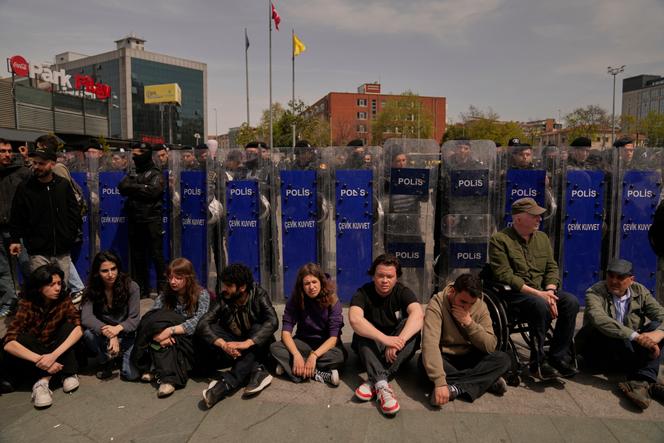 Des personnes manifestent devant le palais de justice de Caglayan, à Istanbul, en Turquie, le 18 avril 2025.