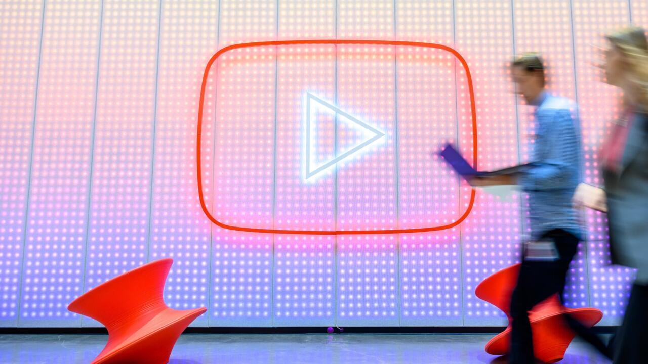 Le logo de YouTube, qui fête ses 20 ans, au siège de l'entreprise à San Bruno, le 23 avril 2025 en Californie