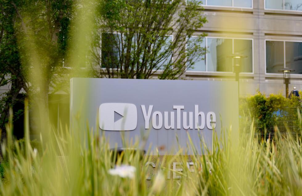 Le logo de YouTube, qui fête ses 20 ans, au siège de l'entreprise à San Bruno, le 23 avril 2025 en Californie