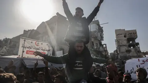 Manifestation à Beit Lahiya avec des protestataires et des pancartes