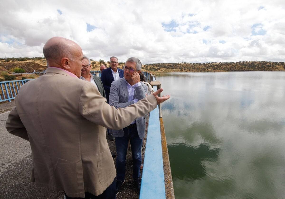 Samuel Moraleda montrant le réservoir de La Colada lors d'une visite avec des maires et des membres du Ministère de la Transition Écologique