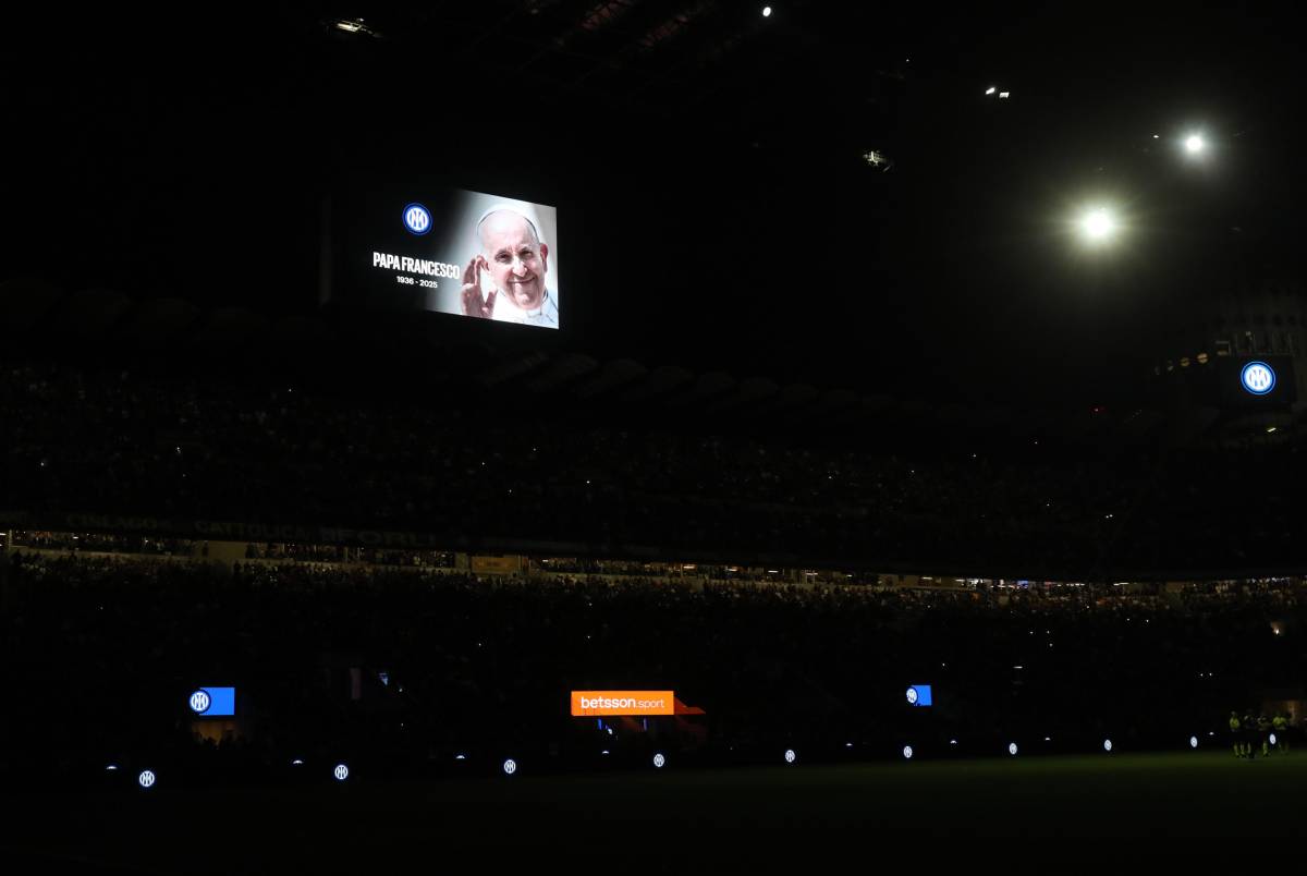 Moment d'hommage au pape François avant Inter-Roma