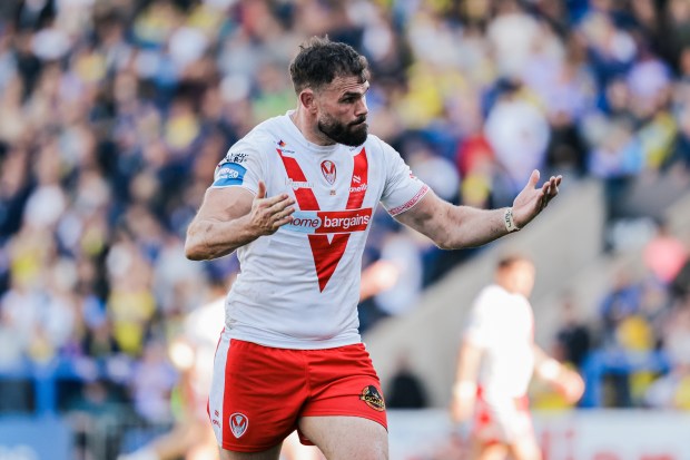 Alex Walmsley de St Helens encourage les supporters