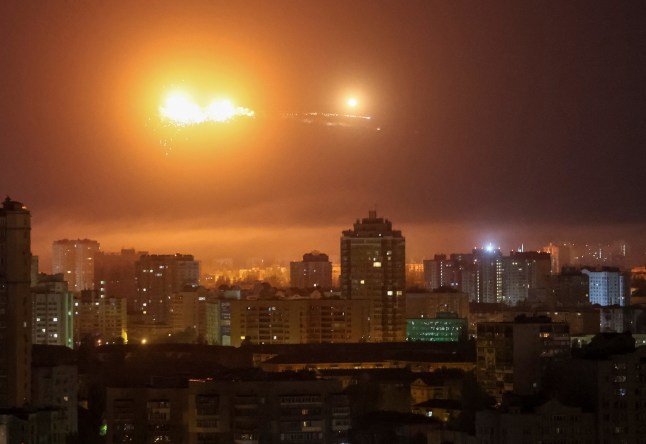 Explosion d’un missile balistique au-dessus de Kyiv durant une attaque russe