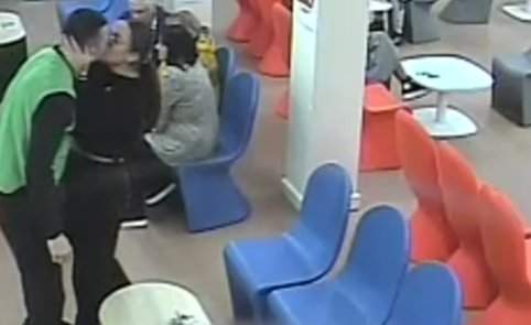 Choni Kenny portant son uniforme lors d’une visite à la prison