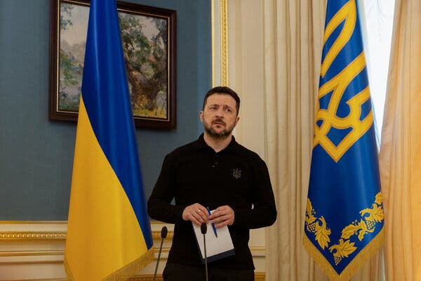 Volodymyr Zelensky s'exprimant lors d'une conférence de presse à Kiev