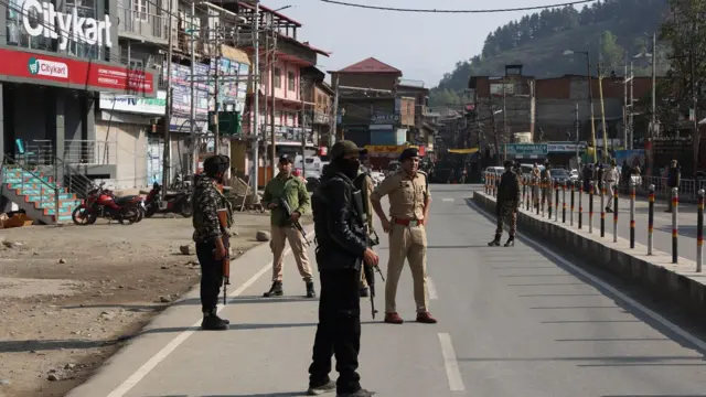 Forces de sécurité en alerte devant un hôpital où sont soignés des touristes blessés à Bahalgam, Jammu et Cachemire, Inde, 24 avril 2025