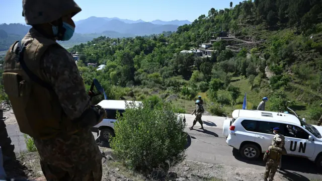 Soldat pakistanais en faction près de la ligne de contrôle, véhicules avec observateurs militaires de l’ONU en visite