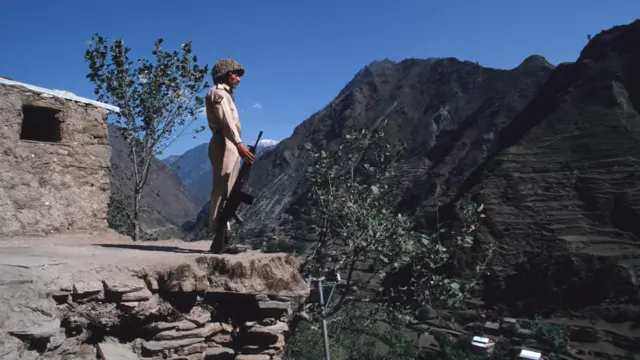 Soldat pakistanais regardant vers le Cachemire administré par l’Inde depuis une position près de la ligne de contrôle