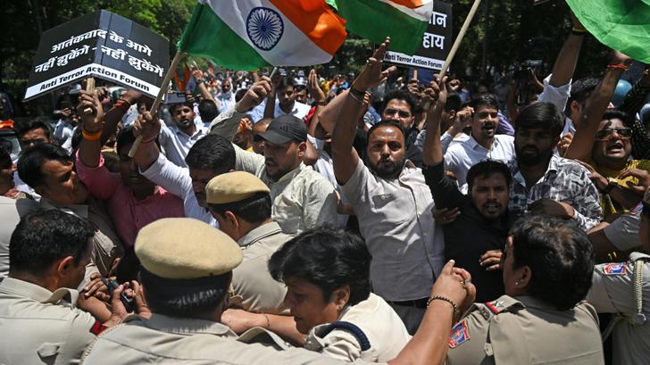 Des manifestants affrontant les forces de l’ordre lors d’une marche de protestation à New Delhi le 24 avril 2025