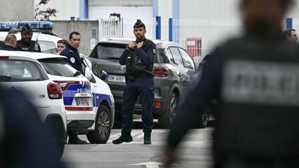 Des policiers devant le lycée où un élève a poignardé plusieurs adolescents, le 24 avril 2025, à Nantes. (LOIC VENANCE / AFP)