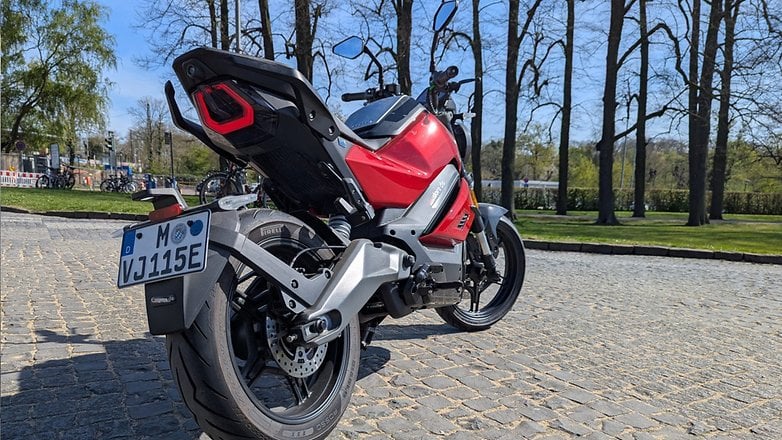 Niu RQi Sport en action sur route