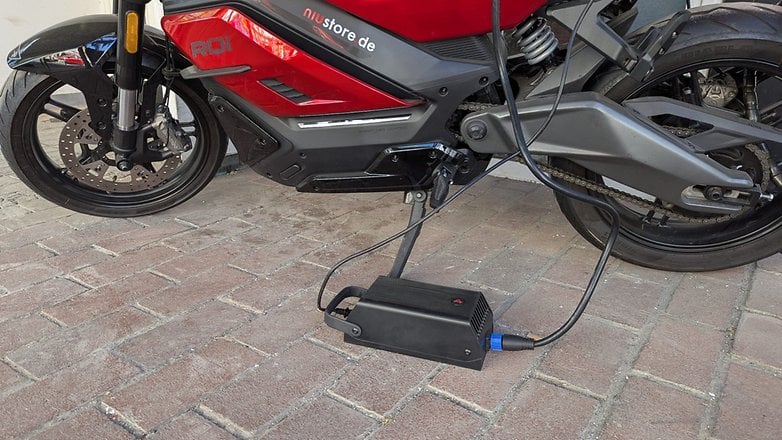 Chargement de la batterie du Niu RQi Sport