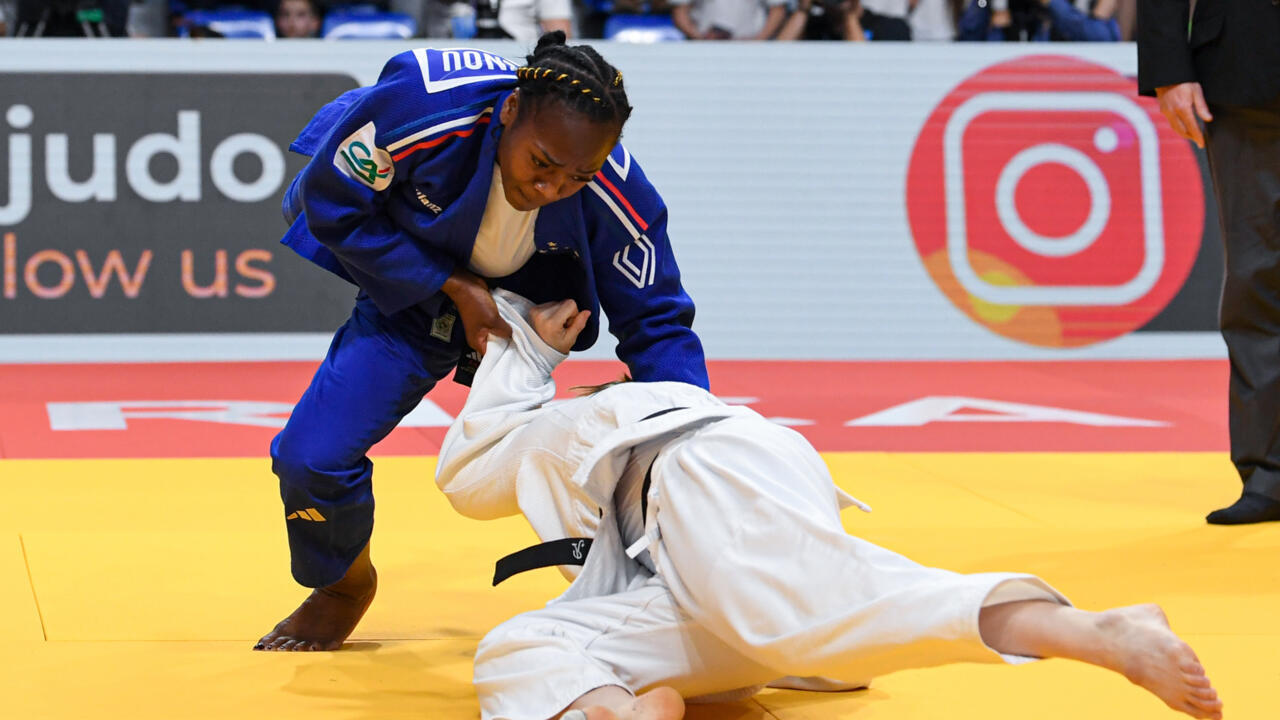 Clarisse Agbégnénou (en bleu) et Renata Zachova à Podgorica le 24 avril 2025