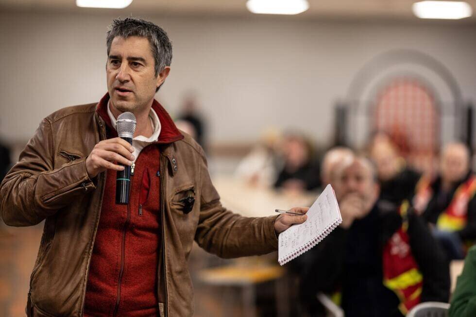 François Ruffin devant des salariés de la Fonderie de Bretagne