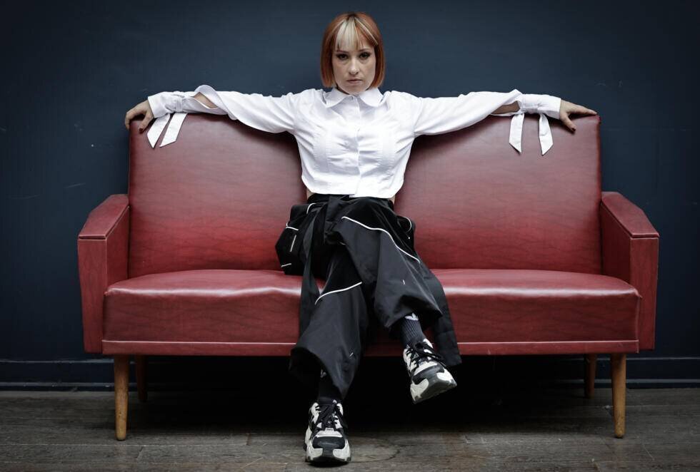 La chanteuse française Suzane pose à Paris le 23 avril 2025