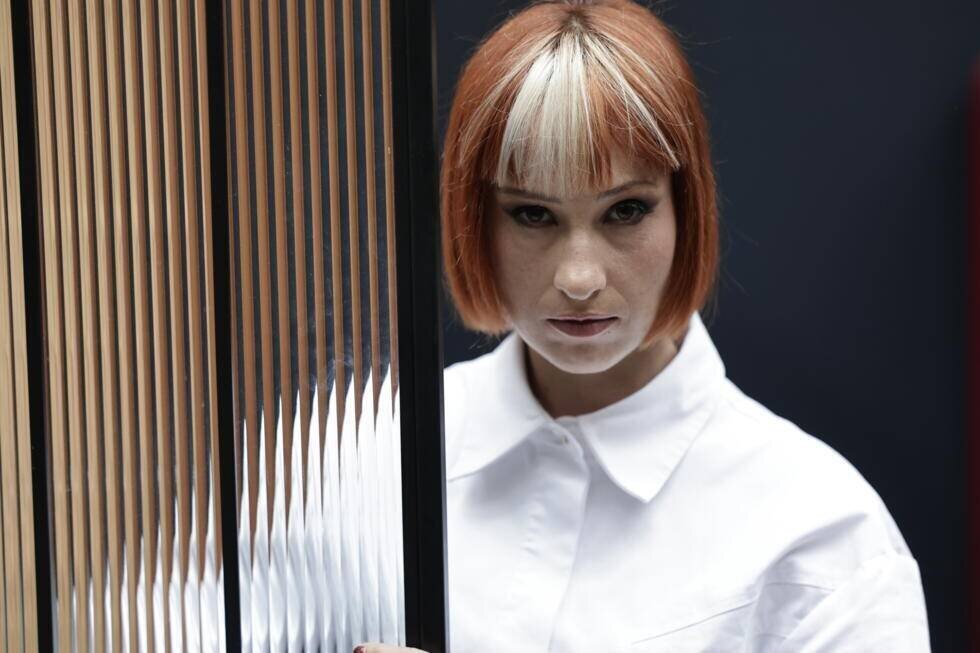 La chanteuse française Suzane pose à Paris le 23 avril 2025