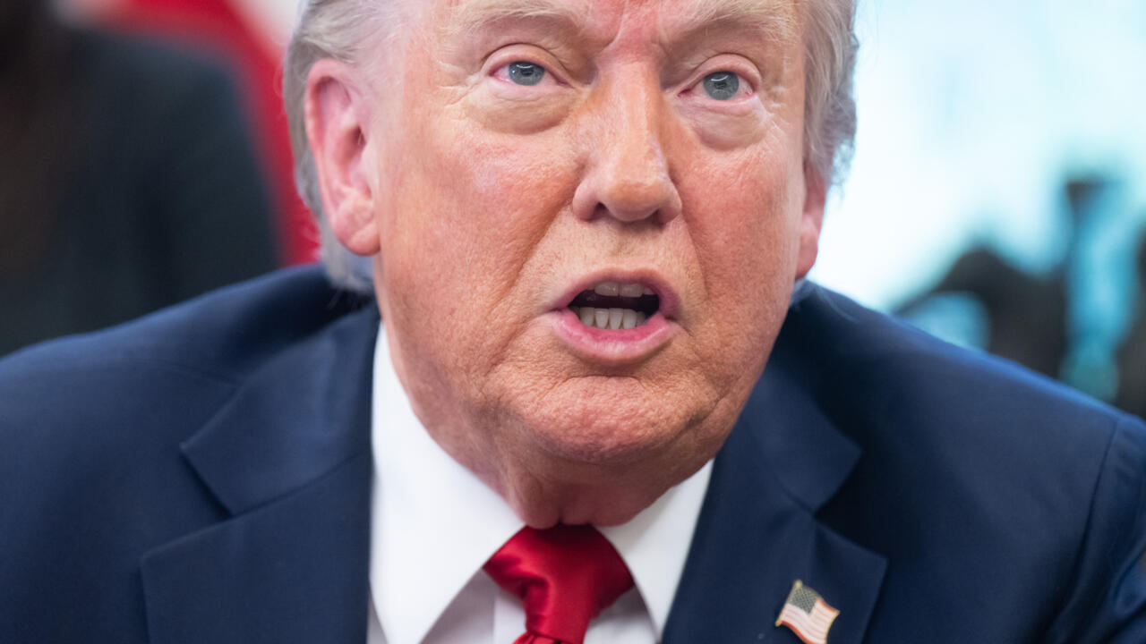 Le président américain Donald Trump parle à la presse dans le Bureau ovale de la Maison Blanche, à Washington, le 23 avril 2025