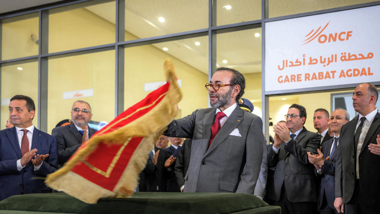Le roi du Maroc Mohammed VI inaugure une nouvelle ligne ferroviaire à grande vitesse à Rabat, jeudi 24 avril 2025.