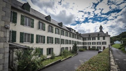 L'établissement privé catholique Notre-Dame de Bétharram (Pyrénées-Atlantiques). La sœur d'un élève mort en 1980 d'une méningite a annoncé, le 24 avril 2025, qu'elle compte porter plainte pour non-assistance à personne en danger. (QUENTIN TOP / HANS LUCAS / AFP)