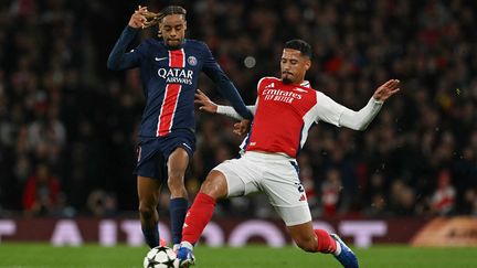 Bradley Barcola (PSG) et William Saliba (Arsenal) se disputent le ballon en Ligue des champions, le 1er octobre 2024, à l'Emirates Stadium