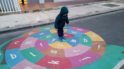 Un enfant joue dehors à Paris, le 9 janvier 2024. (RICCARDO MILANI / HANS LUCAS / AFP)