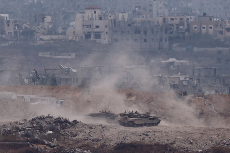 Char israélien près de la barrière frontalière au nord de Gaza