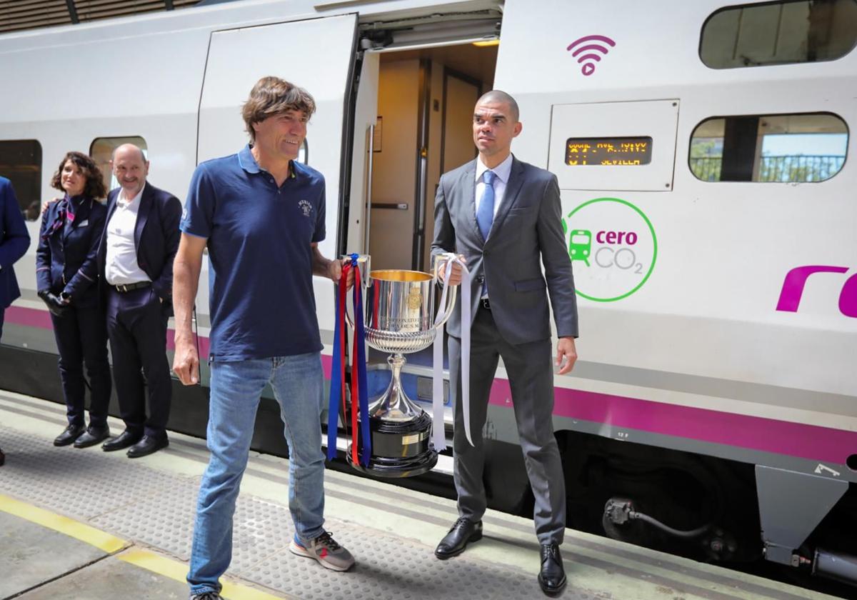 Julio Salinas et Pepe à la gare de Santa Justa pour la Copa del Rey