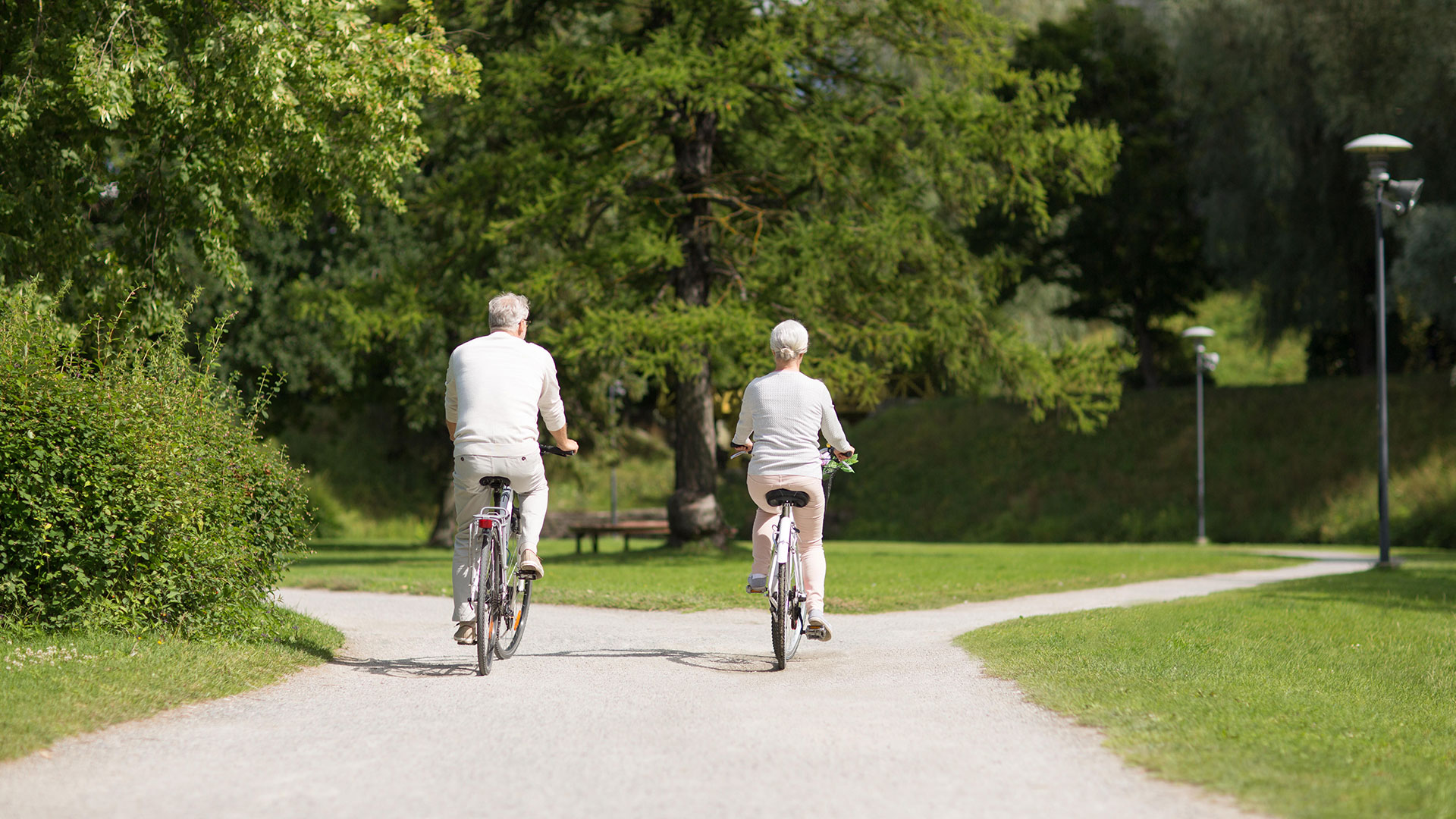Couple de seniors faisant du vélo dans un parc