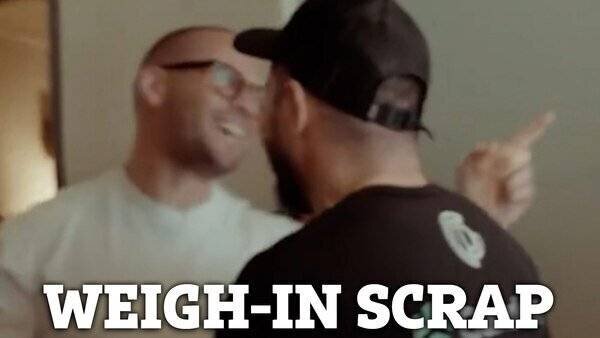 Frank Smith et Mazhar Majeed lors de la pesée