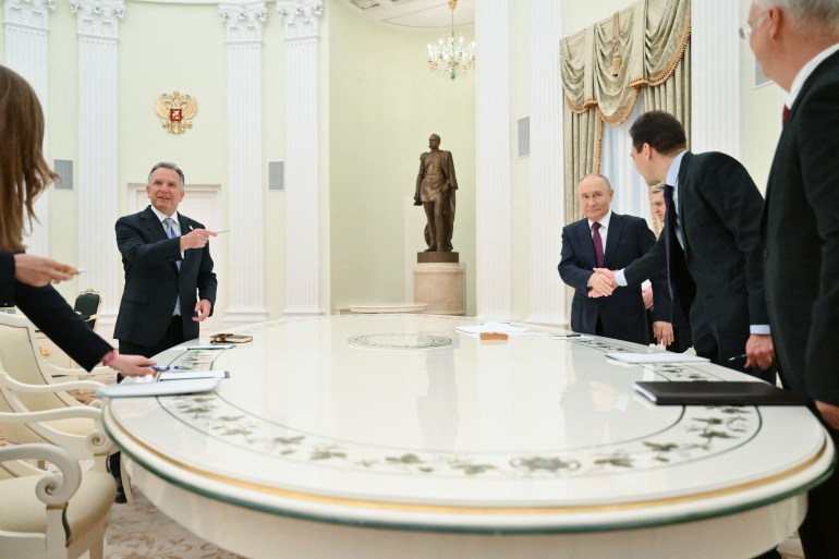 Le président russe Vladimir Poutine et l'envoyé spécial américain Steve Witkoff lors de leur rencontre à Moscou le 25 avril 2025