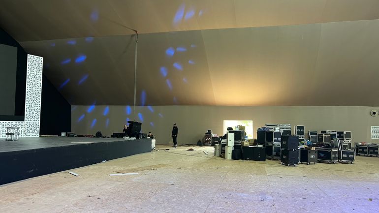 Installation des équipements son et lumière pour la séance d'ouverture