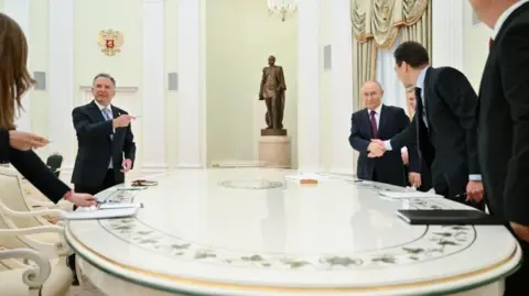 Reuters/Kremlin Steve Witkoff, Vladimir Putin and officials at a table in the Kremlin