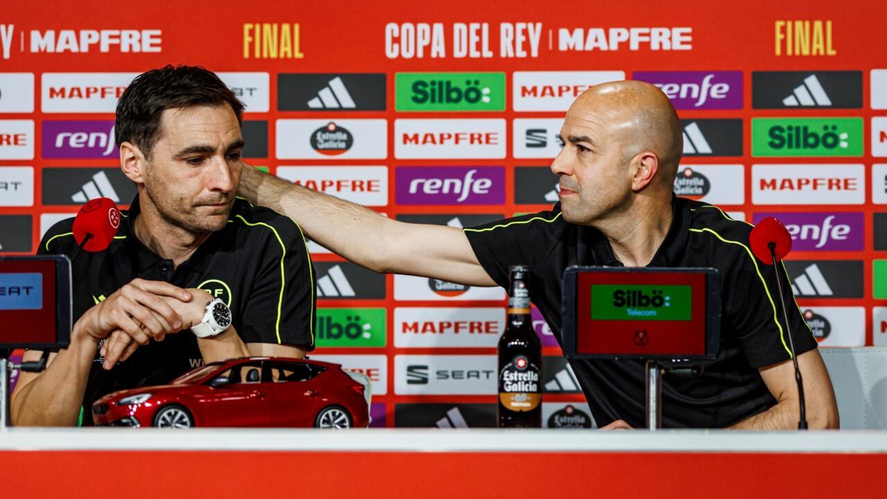 Les arbitres espagnols Ricardo De Burgos Bengoechea et Pablo Gonzalez Fuertes lors de la conférence de presse à Séville