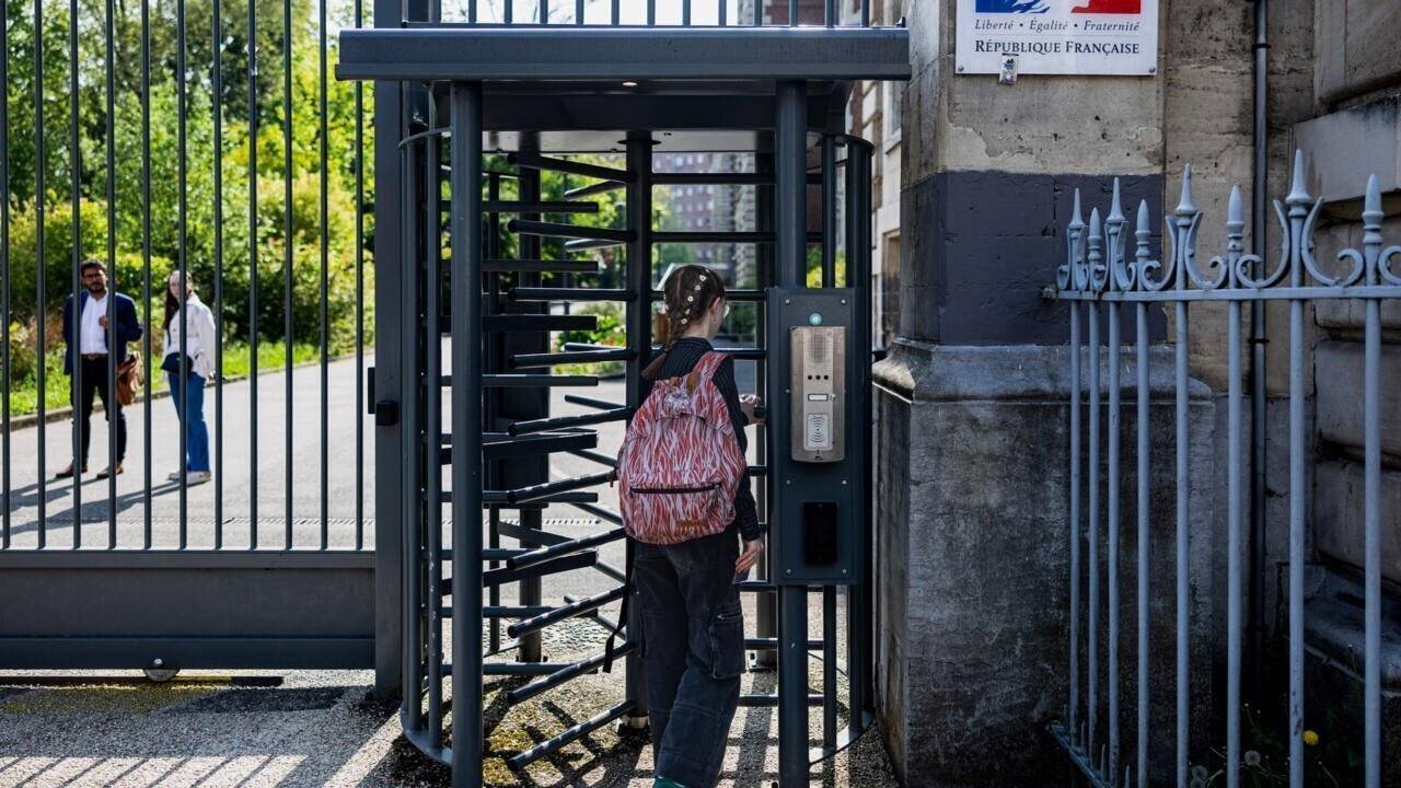 Un élève passe par un tourniquet de sécurité à l'entrée du lycée Montebello à Lille, le 25 avril 2025 dans le Nord