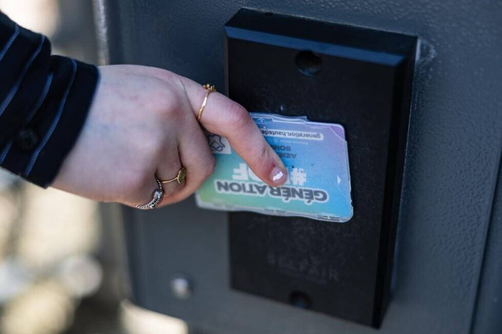 Une élève présente son badge pour passer par un tourniquet de sécurité à l'entrée du lycée Montebello à Lille, le 25 avril 2025 dans le Nord