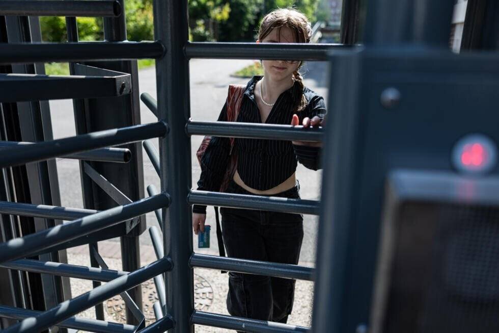 Une élève passe par un tourniquet de sécurité à l'entrée du lycée Montebello à Lille, le 25 avril 2025 dans le Nord