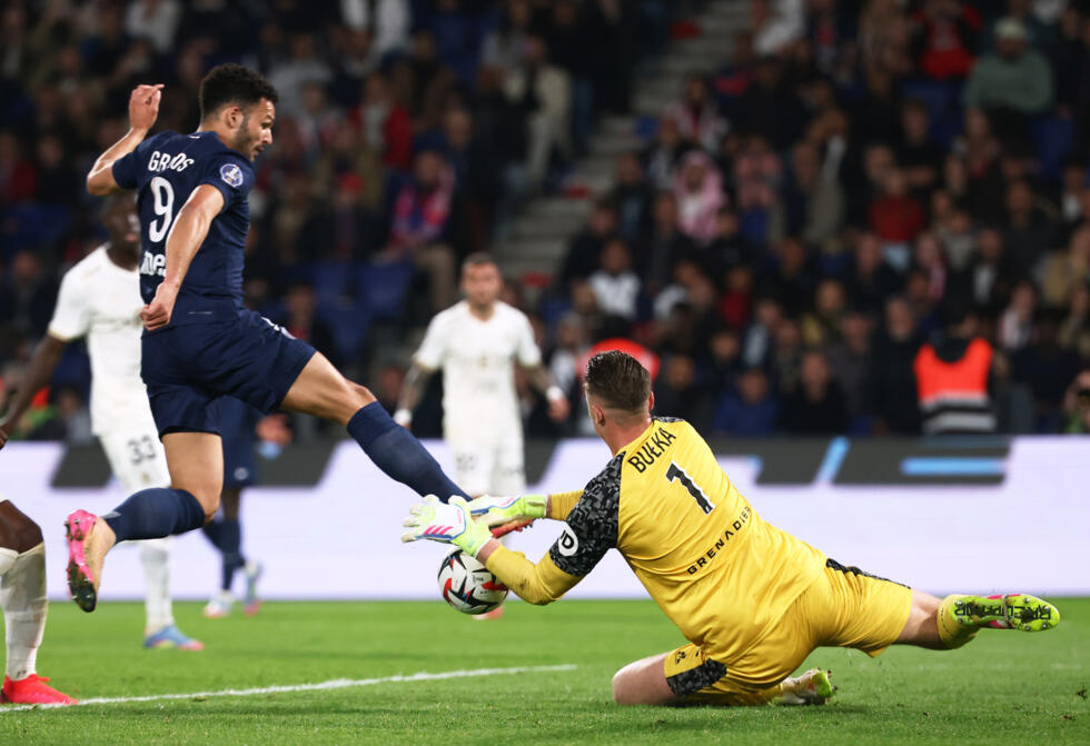 Le gardien niçois Marcin Bulka décisif devant l'attaquant parisien Gonçalo Ramos