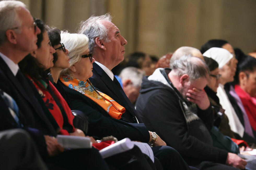 François Bayrou assiste à une messe en hommage au pape François à Notre-Dame de Paris